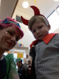 Große und kleine verkleidete Partygäste.