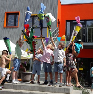 Bunt gestaltete Gartenbank mit Handabdrücken.